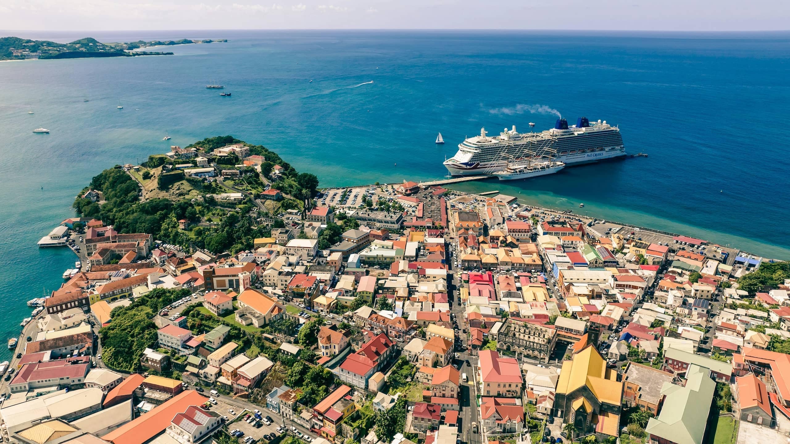 Grenada'nın kıyı şeridi, yeşil tepeler ve Karayip limanı