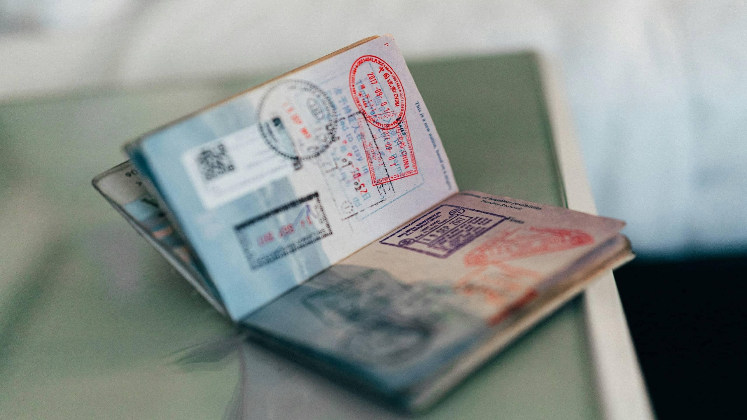 Vize ve göçmenlik damgalarıyla dolu açık bir pasaport