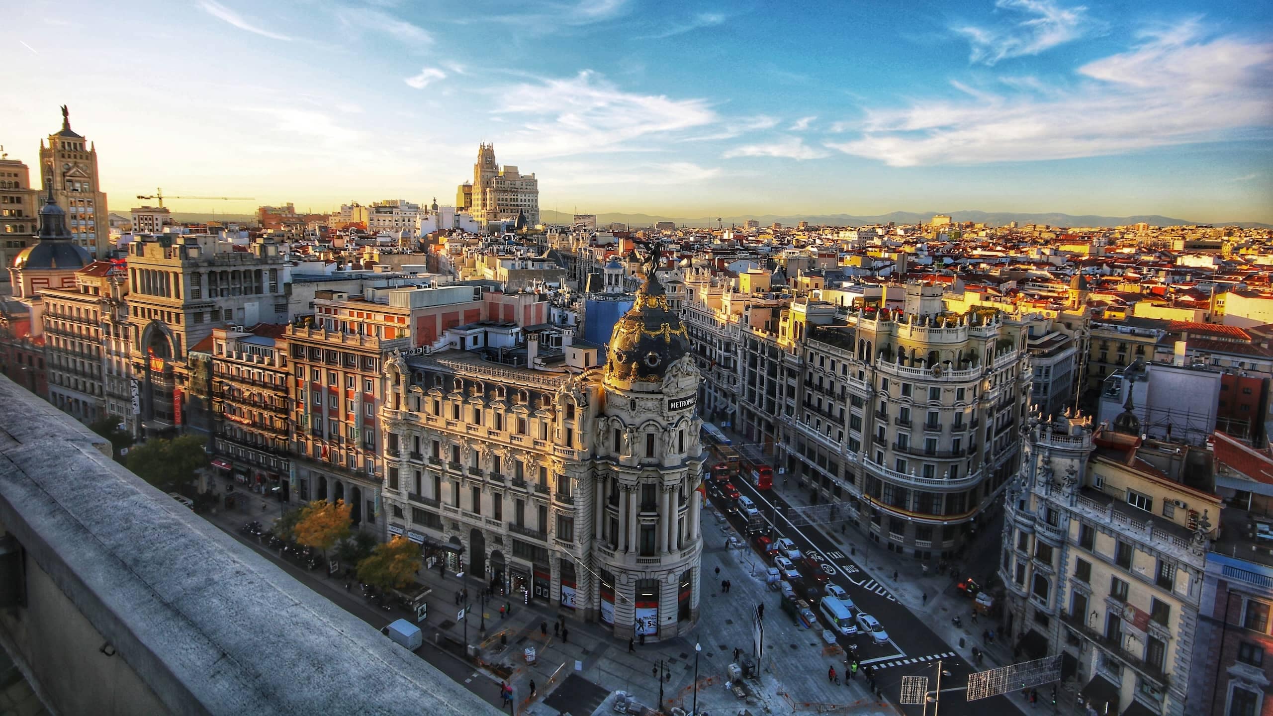 Madrid'de akşam üzeri Gran Vía ve Metrópolis binası
